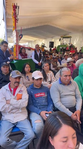 🚜 En vivo desde Calimaya: el campo recibe respaldo. El presidente municipal Omar Sánchez Velázquez entrega tractores y maquinaria agrícola a productores afectados por siniestros agroclimáticos, acompañado por la secretaria del Campo del Estado de México, María Eugenia Rojano Valdés. | DigitalMex