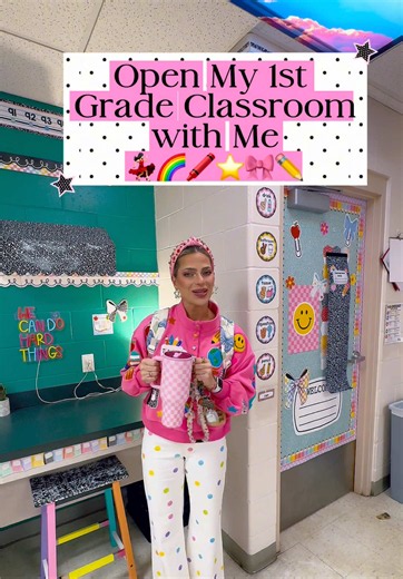 Open my first grade classroom with me ☺️💃🏻🌈💖 @ShopConfettiCloset @Shop Hazel Mae Boutique @HYDROJUG @Alani Nutrition #teachersoftiktok #teacherlife #firstgrade #teacher #morning