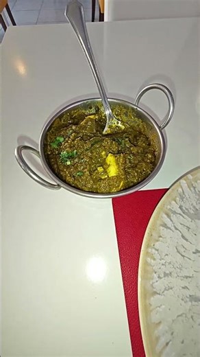 Eating pollo Saagwala in Indian restaurant MÁLAGA, Spain 9 diciembre 2025 The Great India