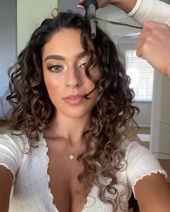 1.8K views · 39 reactions | Tips from @chris.styles.mai.hair for refreshing second-day curls: ⭐ Use a curling iron to touch up individual curls that need re-shaping ⭐ Work with your fingers to separate rather than using a brush ⭐ Use Curl Re-energizing Spray to restore definition, shine, and moisture As shown on @sienaelchaar! | Moroccanoil | Facebook
