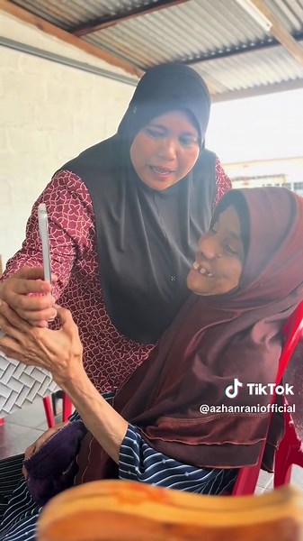 yang kat dalam drama #seributahun tu acah2 dementia dan alzheimer, tapi yang dalam video ni sebenar2nya sedang diuji dengan sakit dementia dan sekarang sedang di fasa alzheimer. kata anaknya ingatan dan emosi dia berubah2. kadang ingat, kadang2 anak dia sendiri pun dia tak tau siapa. inilah ustazah ummi yang pernah mengajar aku mengaji di zaman kanak2 dulu. ustazah ummi ni dulu aktif dengan macam2 program agama. mak pun selalu ikut dan dia juga ada travel agency dan umrah. mak pun sempat ke tana