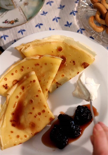 Clătite cu prune uscate Fruitmol – o savoare care încălzește! 😋 Clătitele delicate, în combinație cu prunele uscate aromate Fruitmol, reprezintă echilibrul perfect între dulceața naturală și textura fină. Acest desert este nu doar gustos, ci și sănătos, datorită conținutului bogat în vitamine al prunelor uscate, care conferă preparatului o aromă deosebită. 💜 Ne puteți găsi și pe: 🔸Instagram: @fruitmol.group.md 🔸Facebook: @fruitmol 🔸Tiktok: @fruitmol.group.md