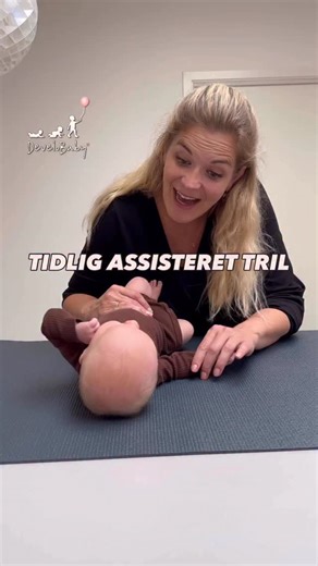 Maria Appelt | Børnefysioterapeut on Instagram: "Der kan være mange grunde, hvis din baby ikke bryder sig om at ligge på maven, men en af de mest almindelige er, at det kan være svært at løfte hovedet op fra underlaget, fordi der ikke er kontakt til de tre vigtige kontaktpunkter: ✔️ Indersiden af albuerne ✔️ Kønsbenet Når disse tre punkter har god kontakt med gulvet, bliver det lettere for din baby at holde hovedet oppe og finde balance i maveliggende. Du kan faktisk hjælpe din baby med at forne