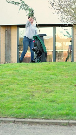 Clear your garden in no time! 🍂 Meet the Bosch Universal Shredder 2x18V-25 – our first ever cordless garden shredder. ⚙️ 🌿 If you know our 18V range, this one’s for you. Get the same quality performance, now with total cordless freedom – perfect for clearing longer gardens or areas with limited power access. 🪓🪵 Ready to discover more tools? Check our latest YouTube livestream with Chris and Dan ➡️ https://www.youtube.com/live/oob2w5TpALw?si=eXMLmxLFDCRR296s | Bosch DIY and Garden