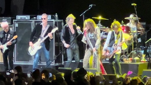 Watch: STEVEN TYLER Joins AEROSMITH Bandmates JOE PERRY And BRAD WHITFORD On Stage At Hollywood Bowl