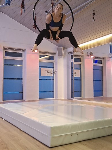 So in love with all this Dynamics 🤗 #aerialhoop #acrobatics #flying #strongwomen #girlpower #regrips