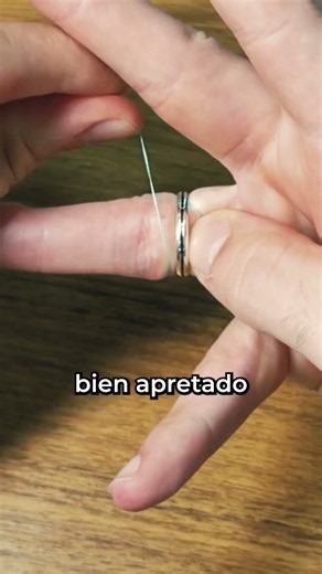 cómo quitar un anillo atascado en el dedo