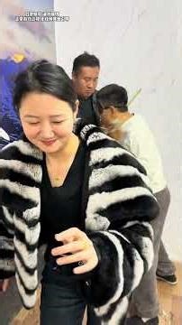 Screaming Chicken Blindfolded Challenge: Feather Duster!