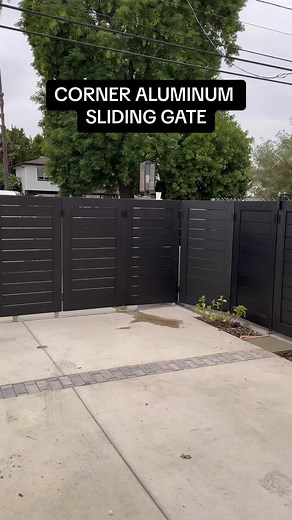 Aluminum corner sliding gate by Alumission. Made in USA 🇺🇸 all aluminum powder coat driveway gate #Alumission #moderngate #diygate #aluminumgate #moderngatedesign #drivewaygates #slidinggate
