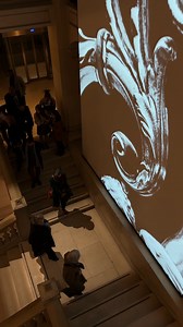 ✨ Plongez dans près de 200 ans d’histoire et de savoir-faire dans l'exposition « Christofle, une brillante histoire » ! 🥄 Des années 1830 à nos jours, cette lignée d’orfèvres, initiée par Charles Christofle et Henri Bouilhet, a métamorphosé les formes et les décors de l’argent pour les diffuser dans la vie quotidienne. 👀 Associé aux plus grands designers et créateurs de mode tels que Gio Ponti, Andrée Putman, Karl Lagerfeld et Pharrell Williams, Christofle est un laboratoire artistique qui rév