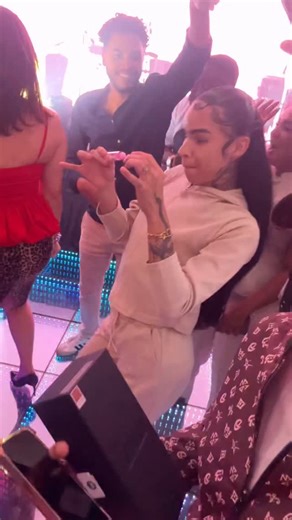 Tauri Mendoza on Instagram: "Del edificio rojo nadie me sacaaaaa❤️😍😍😍😍😍"