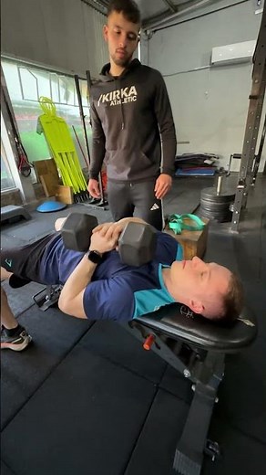 Single-arm dumbbell bench press with explanation and tips