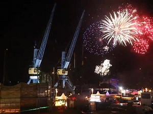 Nehmt euch ein Glas Sekt oder ein Rostocker Pils, lehnt euch zurück und genießt das Feuerwerk auf der 26. Hanse Sail. Viel Spaß! Das Feuerwerk wurde euch präsentiert von der OstseeSparkasse. Video: Annika Schmied | Hanse Sail Rostock