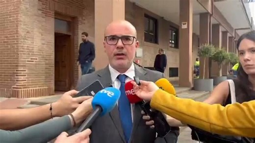 El alcalde de Móstoles debió dimitir hace tiempo. Jamás tenía que haber copresidido una Junta de Seguridad en su situación procesal y tras haber amenazado e insultado a una denunciante de acoso sexual y laboral.Feijóo le ampara y Ayuso le califica como “magnífico”.Hacen un tremendo daño a las mujeres y a la lucha contra la violencia machista.Deben dimitir todos ya y no dejaremos de denunciarlo por más ruido que hagan para acallarnos.