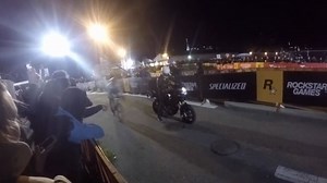 Quand une moto cale en plein milieu d'une course cycliste