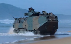 日本“AAV7”水陆两用车