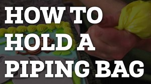 Are you holding your piping bag the right way? Get better, more controlled results with this quick tip! Take the online class here: http://craftsy.me/1OxcQwW | I (Heart) Cake Decorating