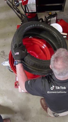Effortless Tire Mounting with COATS MAXX 90 Tire Changer