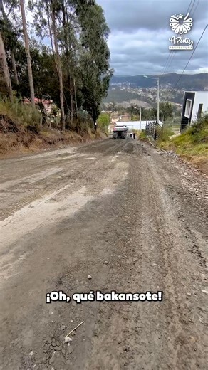 Qué maravilla 🥹 Con entusiasmo y compromiso seguimos transformando la matriz vial de la parroquia #Nulti. 💪🏼 🚜 Nuestra maquinaria avanza firme en la obra de base cemento en la vía Rosas – U.E. El Verbo. 🛣️ 👷♂️ ¡Seguimos construyendo caminos que cambian vidas! #AzuayPrefectura #JotaLloretPrefecto #TransformamosVidas #AzuayMeEncanta | Prefectura Azuay