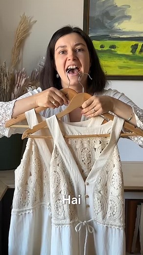 Rochia Ambria – pentru acest model ți-am pregătit două variante: 👉 cu spate din dantelă simplă, delicată, care lasă pielea să respire sau 👉 cu dantelă căptușită, care acoperă sutienul și oferă mai multă discreție. #rochie #rochiemama #madeinromania #afacereameacreativa #familybrand #familybusiness #kidsdesign #kidsdesignerwear | Odiseea lui Artur