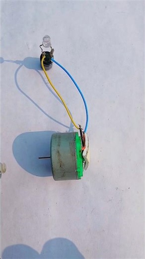 Motor 1.5 v led se experiment #generator #experiment #shorts