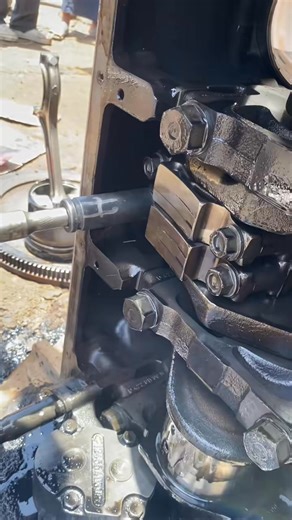 Removing pistons #leafspring #leafspringworking #fypシ゚viral #Amazing ... #Reel #rell2025 | LoreneJames