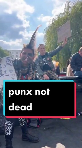 #ZOMBIEPUNK #punk #london #camdentown #camdenguy #unitedkingdom #zombie #legend #camdenboy #uk #camdenmarketldn #iconofcamden #historyofpunk #punk4life #upthepunx #camdenface #zombiepunk4 #punkz #punkhistory #anarchy #anarquia #knup #punksnotdead #diypunk #diy #helpapunkgetdrunk #camdentownlondon
