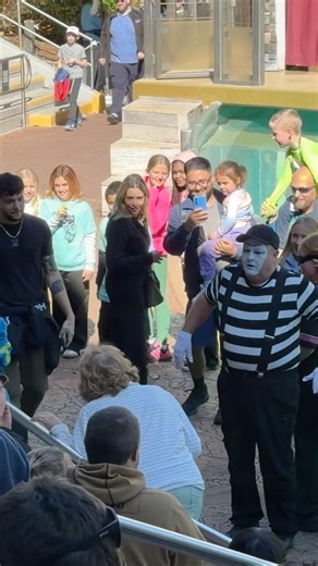 She got scared 😂 Tom the mime SeaWorld Orlando #seaworldmime #funny #viral #fun #funnyvideos