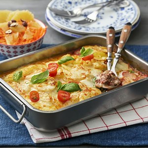 Köttfärs- och potatisgratäng med apelsinsallad