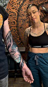 C’est le début d’un nouveau tatouage avant bras intérieur avec un portrait, pendant mon séminaire ! Le tattoo s’est réalisé sur 2 jours consécutifs! C’était vraiment 3 journées de Séminaire incroyable, avec une super équipe ✨❤️ | Jay Sampaguita