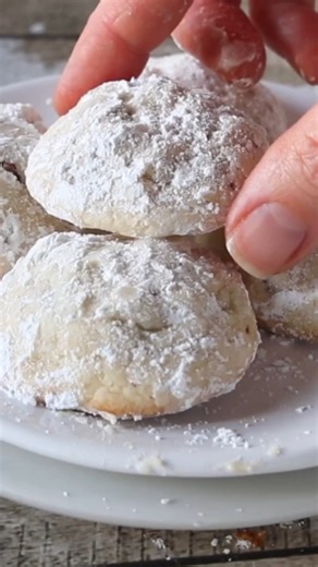 Mexican Wedding Cookies are so yummy! 😋 Buttery and soft, they are perfect for the Christmas 🎄 season and cookie exchanges. Recipe 👉🏼 https://inmamamaggieskitchen.com/mexican-wedding-cookies/ | Mama Maggie's Kitchen