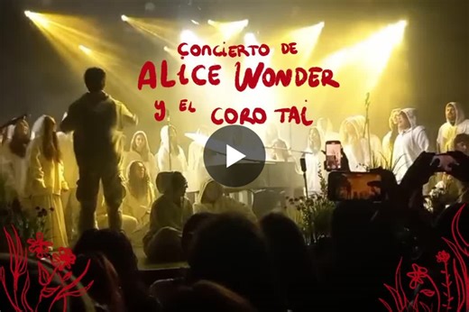 Hace un mes con el Coro de las Artes TAI cantando en el escenario con Alice Wonder en la sala La Riviera | Alan Almazán