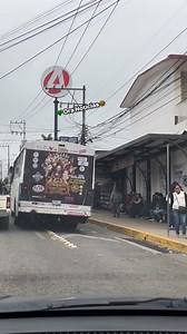 💚Ora Noticias 😒 🚧 ¿Qué le cuesta al camionero meterse bien al carril exclusivo para subir pasaje?🤷🏻‍♂️ 🤨La falta de cultura vial sigue generando riesgos innecesarios. Camiones del transporte público se detienen sin ingresar correctamente al carril exclusivo para ascenso y descenso de pasaje, obligando a los automovilistas a invadir parte del carril contrario 🚗⚠️. Esta mala práctica expone a conductores y peatones a accidentes que pueden evitarse con algo tan simple como respetar el espaci