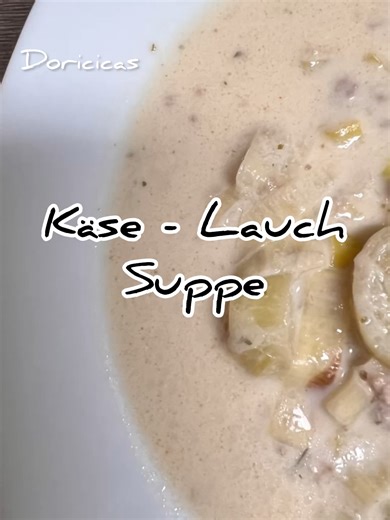 Käse-Lauch-Suppe Wenn es draußen kalt ist und der Wunsch nach etwas Warmem und Wohltuendem aufkommt, dann ist diese Käse-Lauch-Suppe die perfekte Wahl. Sie ist schnell zubereitet, unglaublich lecker, und das Beste: Alles wird in einem Topf gekocht – ein echtes One-Pot-Wunder! Diese Suppe hat alles, was man sich an einem gemütlichen Abend wünscht: eine cremige Konsistenz, würziges Hackfleisch und den aromatischen Geschmack von Lauch, der sanft durch die cremigen Käsesorten abgemildert wird. Obwoh