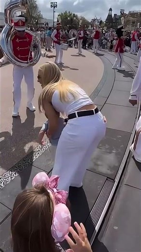 Virginia Fonseca dança com o Mickey na Disney!