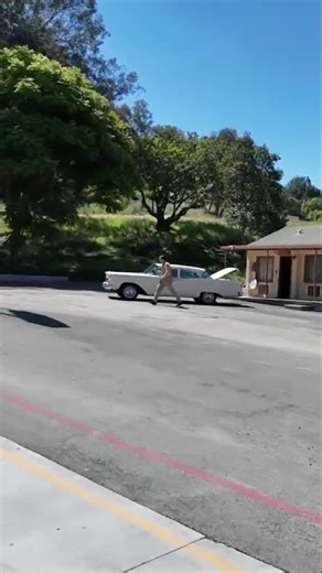 A quick visit to the Bates Motel with Norman…looking great!!! #universalstudioshollywood #batesmotel