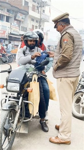 हैल्मेटधारियों को ग्लब्स दे कर सम्मानित किया।। #roadsafety #helmet #gloves #appriciation #shorts