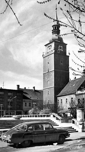 315K views · 4.3K reactions | ️ Schody a kultové auto na terajšom Trojičnom námestí, autobus tam, kde ho dnes rozhodne neuvidíte, retro kočíky a dobre naladení mladí ľudia – to všetko v ďalšom videu s použitím AI. | Mestská televízia Trnava | Facebook