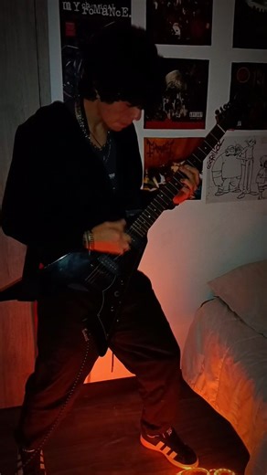 Andres Ortiz | Demolition Lovers solo Para mi @death_clemm 💜 #mychemicalromance #guitar #cover | Instagram