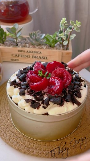 Cách làm bánh Black Forest từ mận hậu thơm ngon