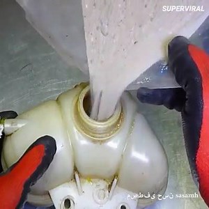 Cómo limpiar el tanque de expansión del refrigerante del coche