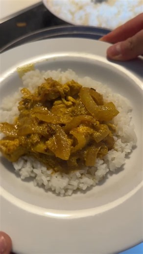 Gülşen | schnelle Familienrezepte on Instagram: "Creamy Curry Chicken Bowl Saftiges Hähnchen in cremiger Joghurt-Curry-Soße, leicht süßlich, würzig, super simpel. Perfekt für ein schnelles Feierabendgericht. Zutaten: 400 g Hähnchenfilet (Streifen) 2 große Zwiebeln 2 Knoblauchzehen 500 g Naturjoghurt 1 TL Puderzucker 2 TL Curry 1 TL Kurkuma Salz & Pfeffer Öl Reis zum Servieren Zubereitung: Zwiebeln anbraten. Hähnchen dazu. Puderzucker karamellisieren. Knoblauch kurz mit braten. Gewürze rein. Jogh