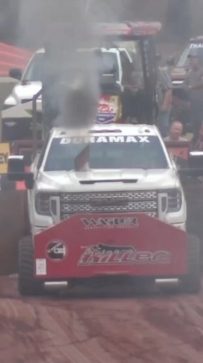 The Cummins Killer 😳 SOUND UP 🔊 —— Follow us @dieseltrucking for more! 📦 Visit www.dieseltrucking.co to shop @beermoneypullingteam #dieseltrucking | DieselTrucking