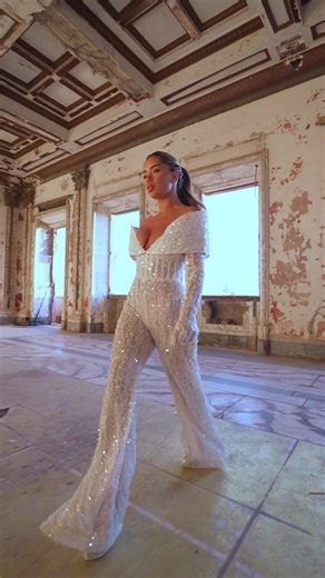 Sleek, chic, and ready to wow in this bridal jumpsuit from “𝑭𝒂𝒊𝒓𝒚𝒕𝒂𝒍𝒆” collection ✨ #bridaljumpsuit #wedding