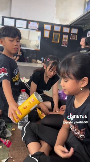 Tari Jaipong Putri Pinilih: Kesenian Sunda