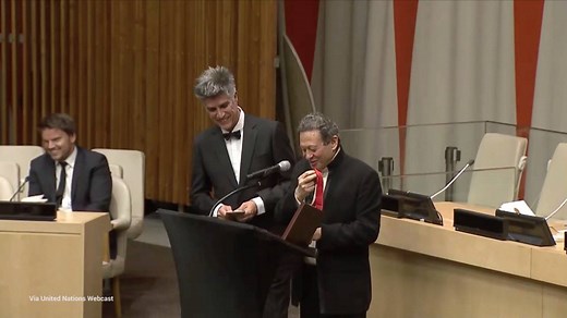 See the moment Chilean architect Alejandro Aravena received his Pritzker Architecture Prize medal. | ArchDaily