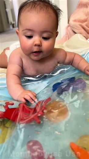 We can't get enough of the sensory water mat 😃✨ Mombabyusa Usa 💕 #mombabyusausa