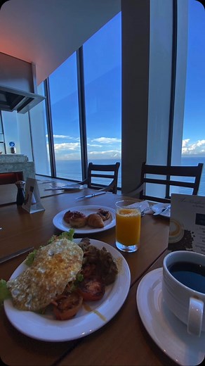 #斯里蘭卡DAY11 -12 🌞 班達拉奈克國際會議大廈 Bandaranaike Memorial International Conference Hall, BMICH 這座由中國贊助興建的會議大廈，是為了紀念已故斯里蘭卡總理而建， 現在是斯里蘭卡舉行重要國際、國內會議的地方，也是招商集資展覽的重點場地。🏢🌏 🏛️ 獨立紀念廣場 Independence Memorial Hall 廣場上的主建築是一座紀念堂 紀念堂四周環繞著象徵斯里蘭卡的獅子雕像🦁，整座建築仿照肯迪佛牙寺後方的佛殿， 由一根根方形柱子支撐，柱子和屋簷下都有精緻雕刻，壁畫則描繪斯里蘭卡的建國歷史，走在這裡真的能感受到歷史的厚重與文化的美。📜✨ 🦀 最後來到 Xilaton 餐廳，大快朵頤螃蟹海鮮，吃得超滿足🍽️😋一邊聊著這趟旅程的點滴，一邊慢慢回味。 最後準備轉機回家，帶著滿滿的回憶和好心情，期待下一次的快樂旅行再出發！✈️❤️ #跟著同學去旅行 #斯里蘭卡旅行 #BandaranaikeMemorial #獨立紀念廣場 #Xilaton餐廳 #螃蟹海鮮 #旅行的意義 #生活就是風景 | 夏舞自