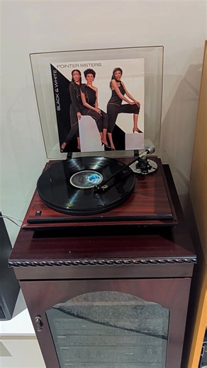 The Pointer Sisters - Official ~ SLOW HAND HAPPY HEAVENLY BIRTHDAY⋆⭒˚｡⋆ 🎙️🎶 😇🕊💫☁️🌈🙏 June Antoinette Pointer #JunePointer (November 30, 1953 – April 11, 2006) was an American singer and the youngest of the founding members of the Grammy-winning vocal group, The Pointer Sisters. Born in Oakland, California, her parents, Elton and Sarah Pointer, were ministers of the Church of God, where the sisters grew up singing in the choir. In 1969, June and her sister #BonniePointer formed a duo called