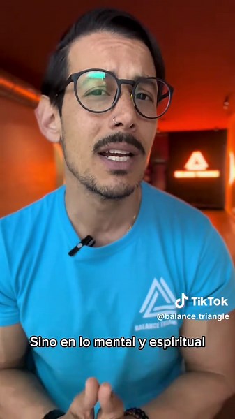 🎥 En solo un minuto, quiero hablarte sobre un ingrediente clave para lograr cualquier objetivo 🎯 DISCIPLINA 🧏🏻‍♂️ Cuando estás realmente comprometido con tu bienestar, cada esfuerzo cuenta. Pero aún más importante: tener profesionales de la salud y el entrenamiento que te guíen en cada paso del camino @balance.triangle Con la orientación adecuada, tu motivación se transforma en acciones concretas, tu rendimiento mejora y los resultados llegan más rápido. 💪✨ No se trata solo de querer, sino 